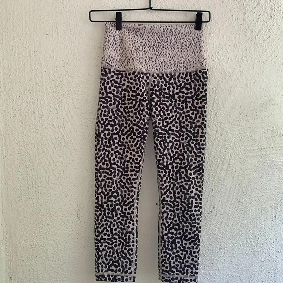 Lululemon Wunder Under Crop II Roll Down -Tights Print Tan Spot Size 4 - Picture 2 of 9